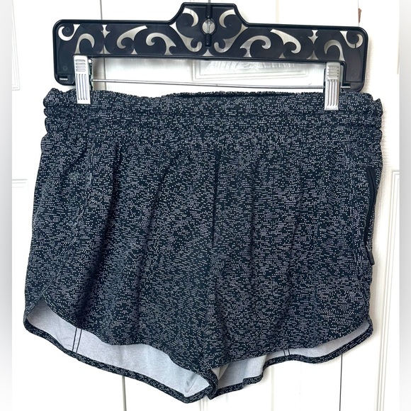 LULULEMON 12 Tracker Shorts in Sound Wave Polka Dot Pattern Black White Running - Picture 2 of 13